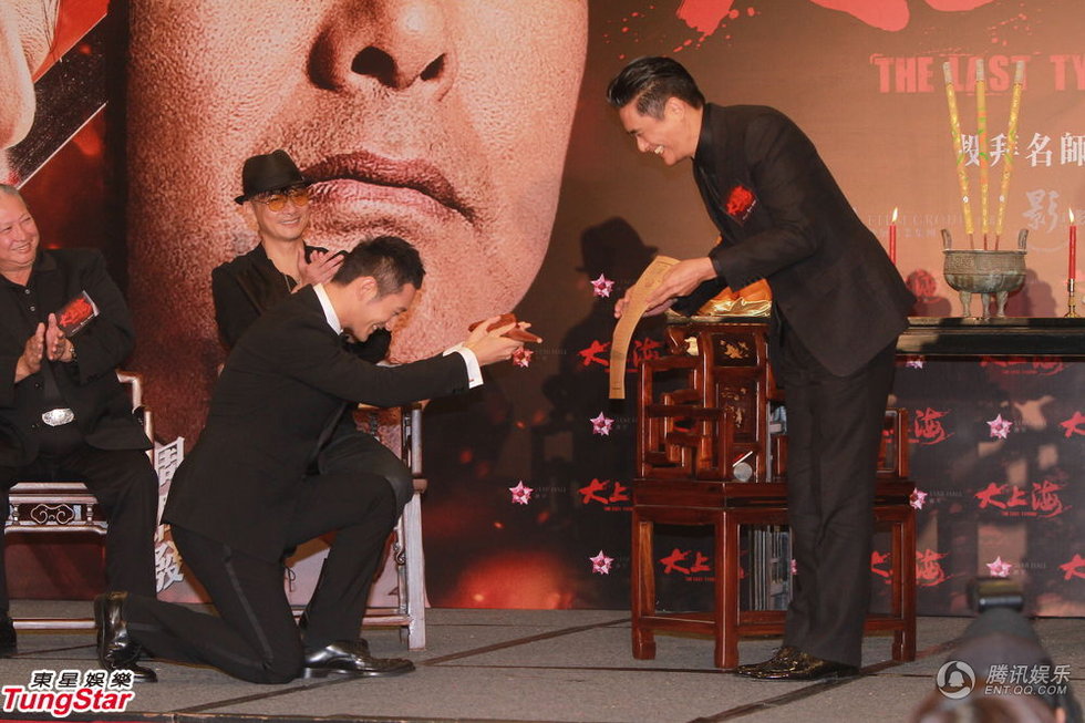 黃曉明下跪拜師周潤(rùn)發(fā) 再現(xiàn)“拜師門”發(fā)哥當(dāng)眾調(diào)侃Baby