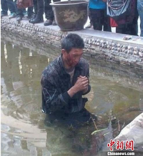 云南昭通城管推盲人入水并毆打 云南昭通城管推盲人入水并毆打