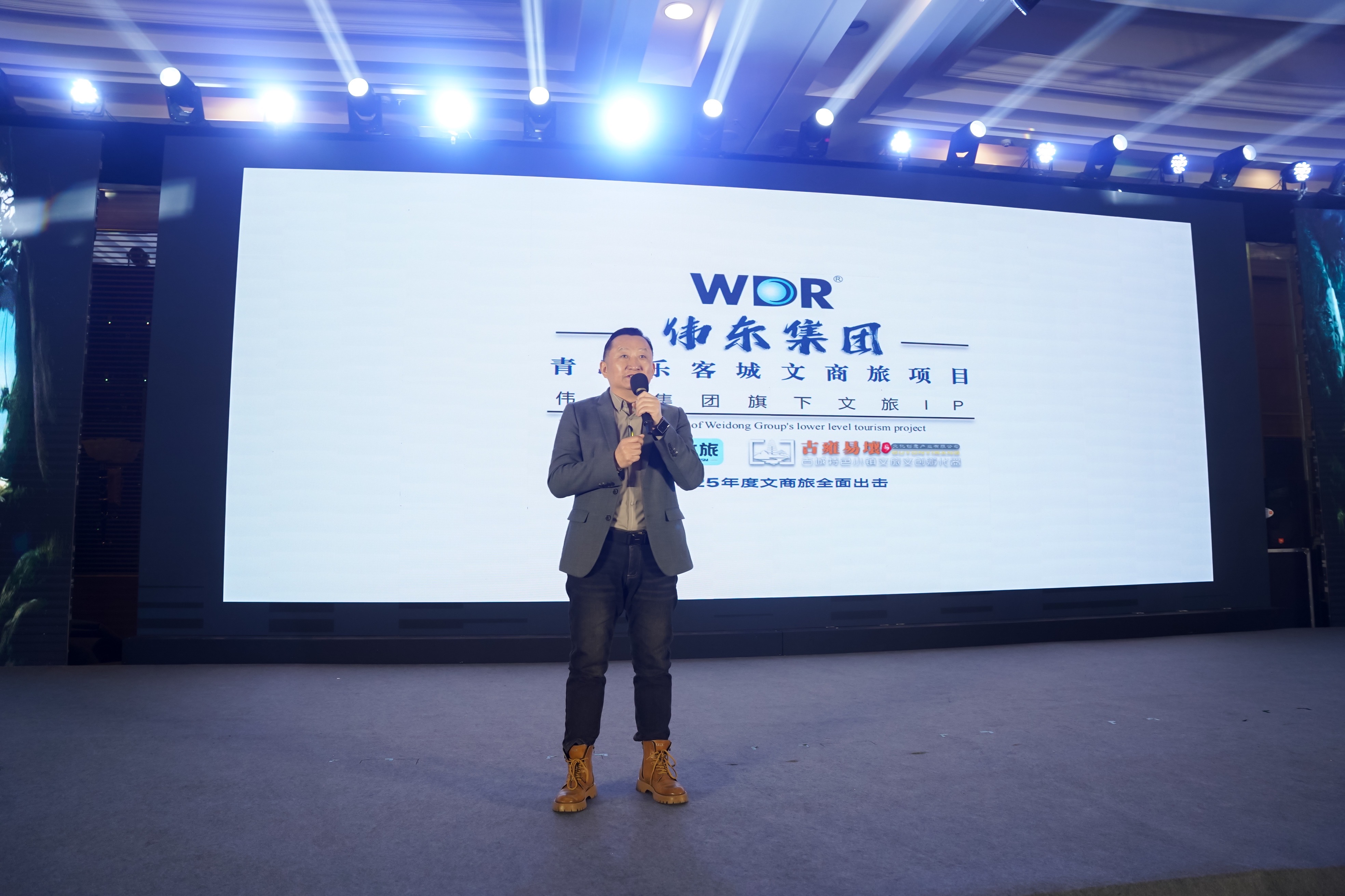 國內(nèi)知名文旅項目策劃師、樂客城文商旅項目總策劃師陳琦現(xiàn)場介紹天空戲城項目.jpg