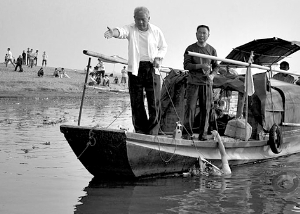 2009年10月24日16∶50，從這個(gè)連續(xù)的手勢看，并不像是在商量如何靠岸。