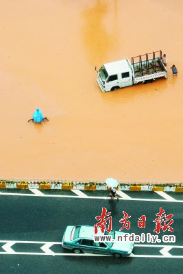 東莞莞太路虎門至東莞方向積水嚴(yán)重,部分車輛受困?！　√K仕日攝