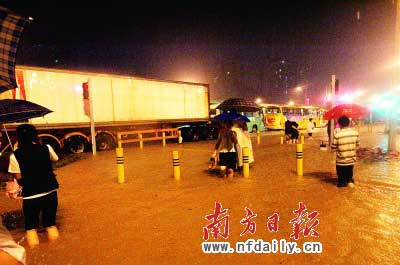 深圳寶安中心城一帶積水深達半米。丁玎攝
