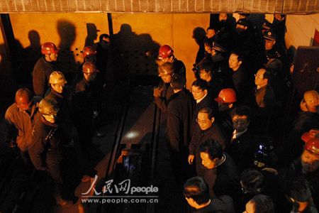 山西省省委書記張寶順（右列下一）、省長王君（右列下二）在井口焦急等候礦工升井。（人民網(wǎng)記者鮑丹 攝）