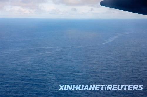 這張巴西空軍6月2日在大西洋海域拍攝的照片顯示的是據(jù)信為法航失蹤客機(jī)航空燃油的漂浮帶。法國(guó)軍方發(fā)言人普拉聚克3日在巴黎接受媒體采訪時(shí)表示，經(jīng)過法方勘測(cè)，巴西空軍2日在大西洋海域發(fā)現(xiàn)的飛機(jī)殘骸已被確認(rèn)為法航失蹤客機(jī)殘骸。新華社/路透