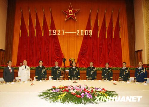 7月31日，中華人民共和國(guó)國(guó)防部在北京人民大會(huì)堂舉行盛大招待會(huì)，熱烈慶祝中國(guó)人民解放軍建軍82周年。新華社記者王建民攝