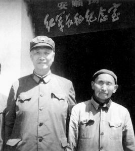 1981年3月，張震重返安順場，與當年紅軍搶渡大渡河時的老船工合影。（資料圖片）