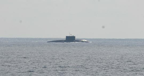 日本軍方公開的4月10日出現(xiàn)在沖繩本島與宮古島之間的公海上水面狀態(tài)行駛的中國(guó)海軍基洛級(jí)潛艇照片。