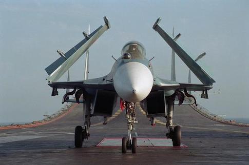 蘇-33型艦載戰(zhàn)斗機機翼外段和平尾可折疊。
