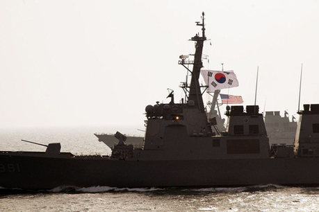 資料圖：韓國海軍宙斯盾艦與美國軍艦舉行聯(lián)合軍演。