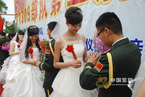 沈陽(yáng)軍區(qū)提倡為官兵舉辦集體婚禮。