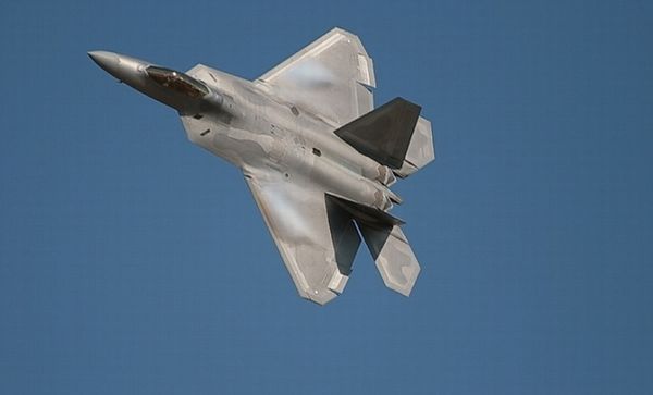 F-22進行飛行表演。