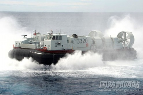 氣墊艇離開母艦，首次駛向深藍(lán)。特約記者 鐘魁潤 攝