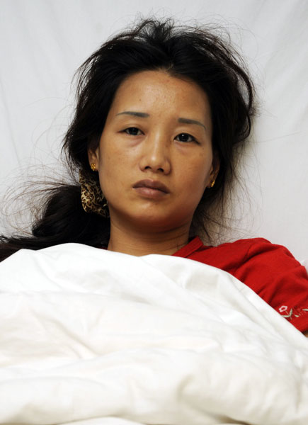 7月14日，一位出現(xiàn)不良反應的婦女在醫(yī)院接受治療。