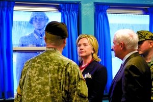 21日，美國(guó)國(guó)務(wù)卿希拉里訪問(wèn)板門店時(shí)，一名朝鮮士兵就在窗外。