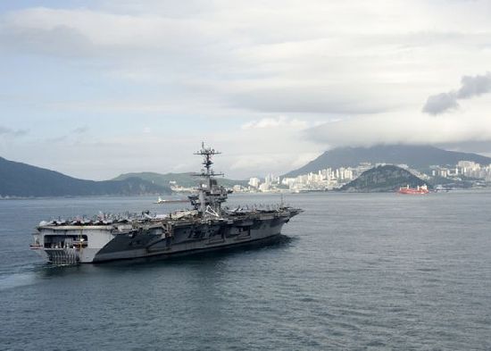 7月21日，參加韓美聯(lián)合軍事演習(xí)的美國航空母艦“喬治·華盛頓”號當(dāng)日抵達(dá)韓國釜山港。