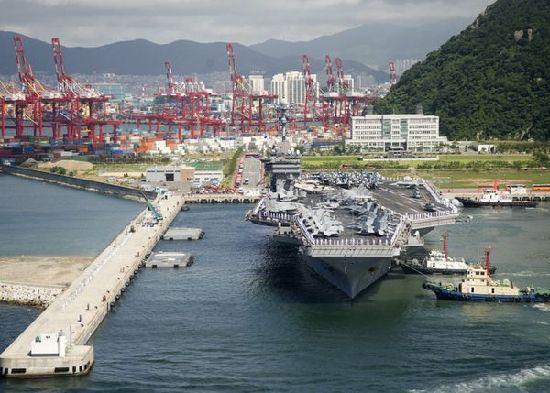 7月21日，參加韓美聯(lián)合軍事演習(xí)的美國航空母艦“喬治·華盛頓”號當(dāng)日抵達(dá)韓國釜山港。