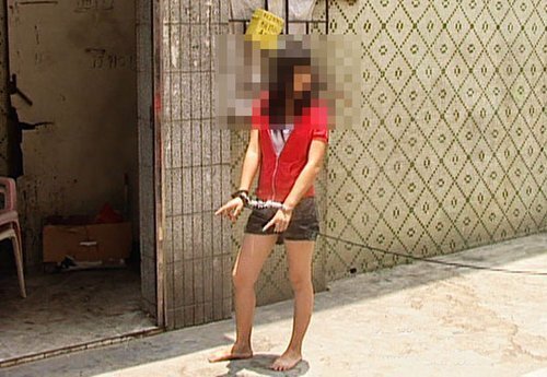 近日，廣東東莞警方開展了“創(chuàng)平安、迎亞運”的掃黃行動，其中一組賣淫女赤腳游街的照片在網(wǎng)上引起熱議。從相片所見，兩名穿著時尚的涉嫌賣淫女，不但赤腳，且戴著手銬，背后還被繩子牽著，像是在指認(rèn)現(xiàn)場。