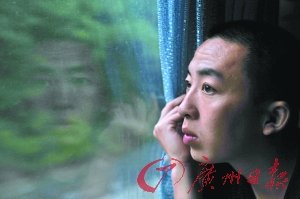 昨天凌晨4時(shí)，許霆從床鋪起來(lái)坐在窗邊直到天明。