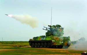 8月6日，濟(jì)南軍區(qū)防空部隊(duì)某型自行高炮攜帶導(dǎo)彈進(jìn)行射擊，首發(fā)擊毀目標(biāo)。新華社發(fā)