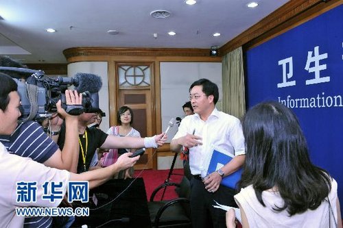8月10日，衛(wèi)生部新聞發(fā)言人鄧海華（右二）在回答記者的提問。新華社記者 何俊昌 攝