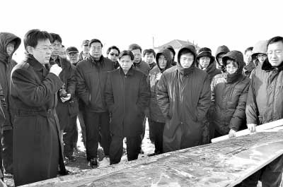 2010年1月，渤海海峽跨海通道課題組成員和國(guó)家發(fā)改委、交通運(yùn)輸部、鐵道部等國(guó)家部委研究人員共同到蓬萊考察、調(diào)研工程線路、登陸地點(diǎn)。左二為蓬萊市市長(zhǎng)張代令，左七為渤海海峽跨海通道課題組副組長(zhǎng)、魯東大學(xué)副校長(zhǎng)、環(huán)渤海發(fā)展研究中心主任柳新華教授。資料照片