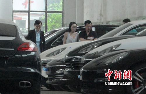 黃海波帶準(zhǔn)老婆購豪車 女友曾是任達華紅顏知己