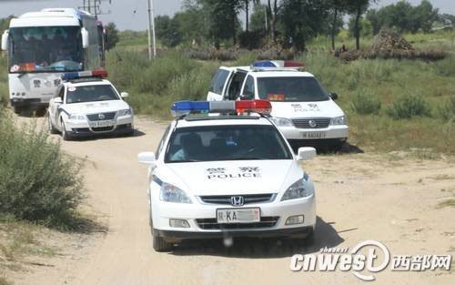 陜西榆林法院百人觀光團出游 警燈閃爍警車開道