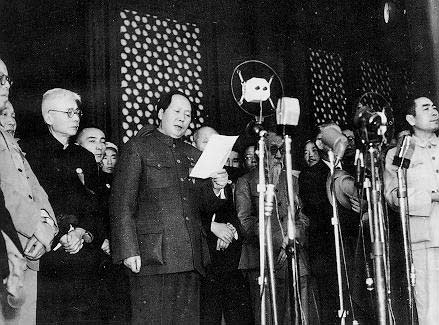 1949年10月1日下午2點55分，中華人民共和國中央人民政府成立，在首都北京舉行典禮。