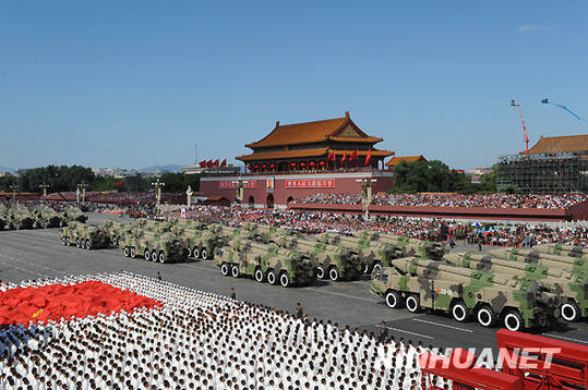 10月1日，首都各界慶祝中華人民共和國成立60周年大會在北京舉行。這是某新型中遠(yuǎn)程地地常規(guī)導(dǎo)彈方隊(duì)接受檢閱。新華社記者 丁林?jǐn)z