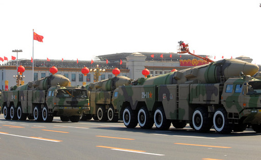東風(fēng)-21C導(dǎo)彈方隊在國慶大閱兵上接受檢閱。徐昱 攝