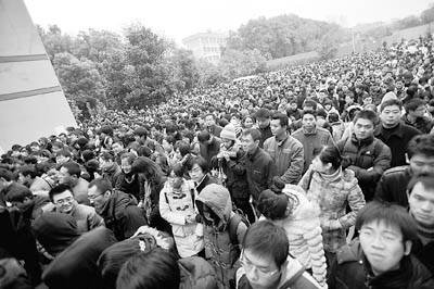 2009 年11月29日，在湖北武漢華中科技大學(xué)考點(diǎn)，考生們走進(jìn)考場。當(dāng)天，2010年度中央機(jī)關(guān)及其直屬機(jī)構(gòu)公務(wù)員錄用考試公共科目筆試在全國31個(gè)考區(qū)的44個(gè)城市的800多個(gè)考點(diǎn)同步開考，有近百萬人參加考試。 王瀟瀟/CFP 