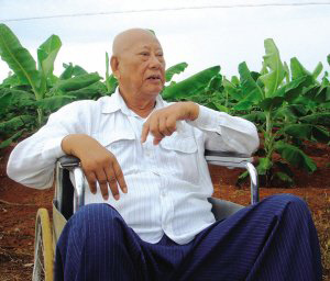 陳光保在自己的農(nóng)場里,他身后就是一片香蕉林(中青報蔣昕捷供圖)