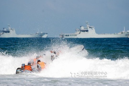 海軍陸戰(zhàn)隊(duì)某旅在惡劣海況下與登陸艦配合進(jìn)行裝卸載訓(xùn)練。宋春偉 攝影報(bào)道