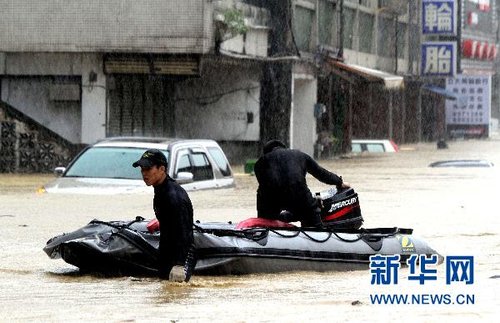 10月21日，救援人員出動橡皮艇在臺灣宜蘭縣蘇澳地區(qū)救災。新華社發(fā)
