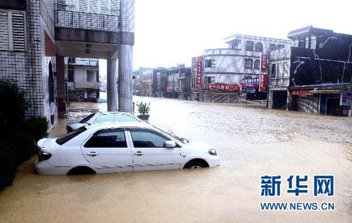 10月21日，洪水將臺(tái)灣宜蘭縣蘇澳地區(qū)街道淹沒(méi)。新華社發(fā)