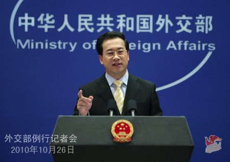 2010年10月26日，外交部發(fā)言人馬朝旭主持例行記者會(huì)。