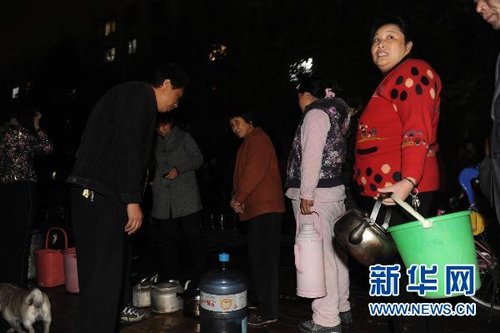 11月17日，在鄭州市柿園水廠家屬院，群眾在排隊(duì)等待送水車。新華社記者趙鵬攝 