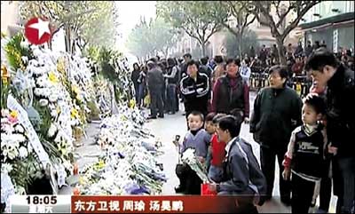 昨日，上海市群眾自發(fā)前往火災(zāi)現(xiàn)場悼念遇難者。東方衛(wèi)視截圖