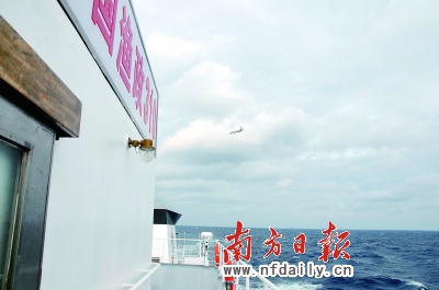 日本偵察機(紅圈所示)圍繞著我漁政310船上空盤旋。黃應(yīng)來盧松江攝