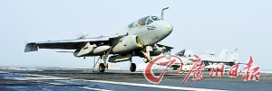 美國海軍EA-6B“徘徊者”電子攻擊機降落在“華盛頓”號航母甲板上。