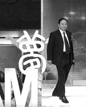 在《南方周末》“2010年度完美中國(guó)夢(mèng)踐行者致敬盛典”上，王克勤接受致敬 （資料圖片）