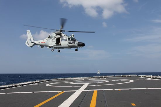 中國(guó)海軍第八批護(hù)航編隊(duì)艦載直升機(jī)升空偵查。