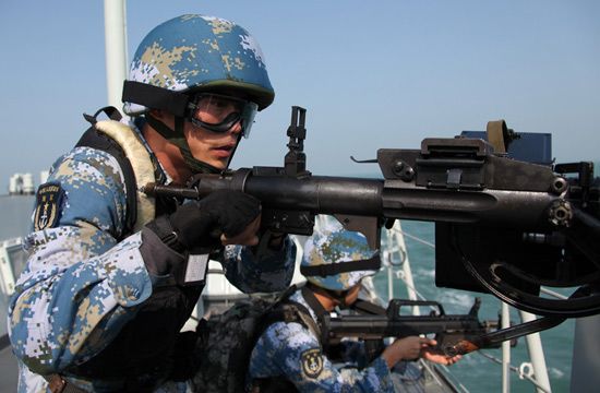2月24日，中國(guó)海軍第八批護(hù)航編隊(duì)在南沙海域進(jìn)行首次反海盜綜合演練。演練實(shí)施了輕武器射擊，直升機(jī)偵查取證、警示驅(qū)離，反海盜武力營(yíng)救等多個(gè)課目。新華社記者邱俊松攝