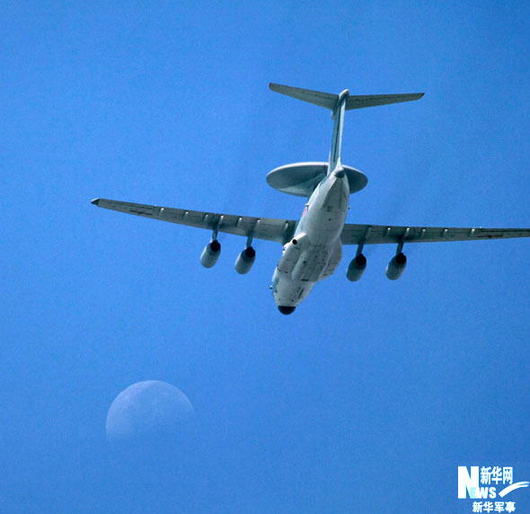 空警-2000預警機編隊正在訓練。譚超 攝