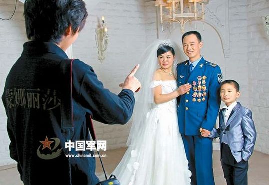 三級(jí)軍士長(zhǎng)竇樹(shù)軍一心撲在戰(zhàn)鷹維修上，結(jié)婚11年未能兌現(xiàn)妻子拍張婚紗照的愿望，空軍機(jī)關(guān)借“空軍十大杰出青年”頒獎(jiǎng)之機(jī)，特意將功臣一家接到北京為他們圓夢(mèng)