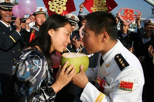 喝上一個(gè)連心椰，愛情天長地久。