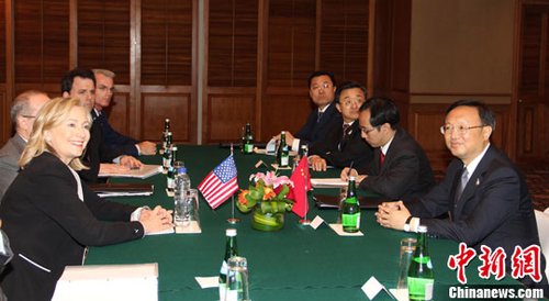 7月22日，中國外長楊潔篪在印尼巴厘島會(huì)見美國國務(wù)卿希拉里·克林頓，雙方就兩國關(guān)心的問題進(jìn)行友好的交談。中新社發(fā) 顧時(shí)宏 攝