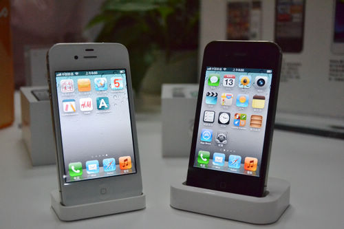 iphone4s開售，青島iphone4s真機(jī)實(shí)拍，銷售員介紹iphone4s套餐及辦理方法