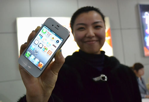 iphone4s開售，青島iphone4s真機(jī)實(shí)拍，銷售員介紹iphone4s套餐及辦理方法