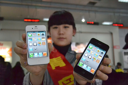 iphone4s黑白版同時(shí)開售，青島iphone4s真機(jī)實(shí)拍，銷售員介紹iphone4s套餐及辦理方法